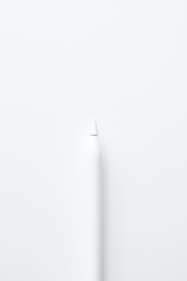 Cuadro blanco con un lápiz blanco